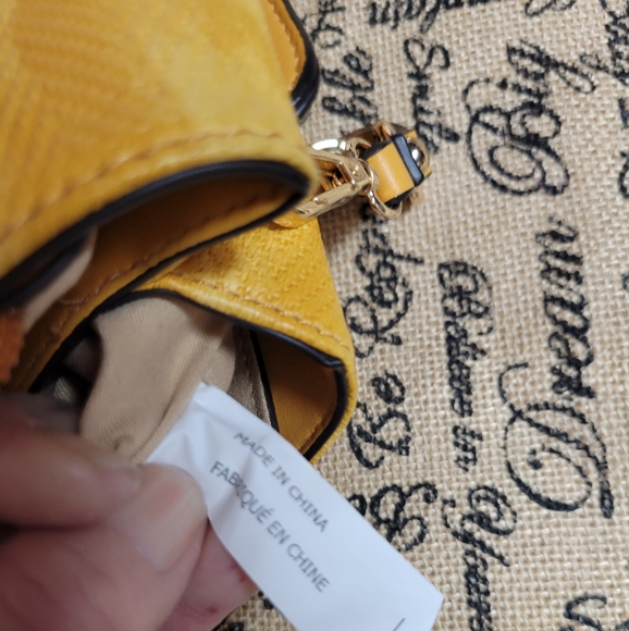 Gently used Sondra Roberts Squared yellow hand bag tortoise chain gold - Picture 15 of 16